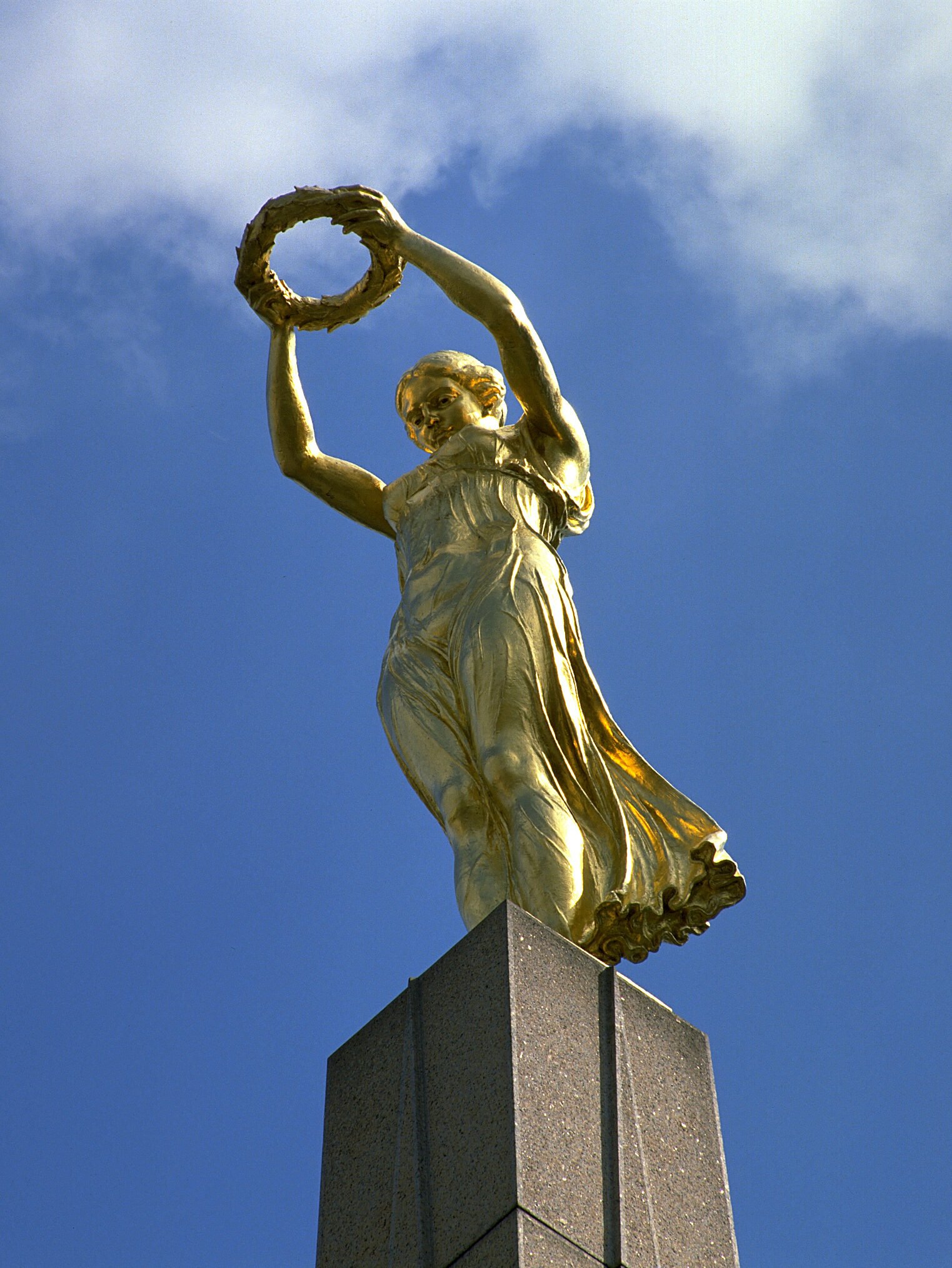 Le Monument du Souvenir “Gëlle Fra” (femme dorée), inauguré en 1923 sur la Place de la Constitution, fut dressé à la mémoire des soldats luxembourgeois morts lors de la Première Guerre mondiale